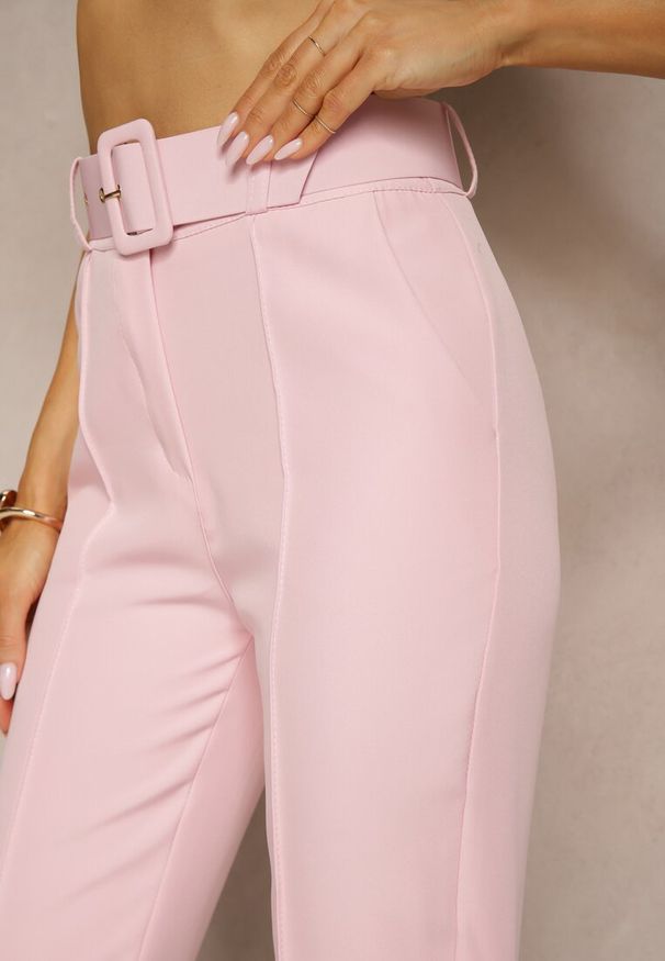 Renee - Jasnoróżowe Dopasowane Spodnie Garniturowe High Waist z Paskiem w Talii Ozdobionym Klamrą Binah. Okazja: na spotkanie biznesowe, do pracy. Stan: podwyższony. Kolor: różowy. Wzór: aplikacja. Styl: biznesowy, elegancki
