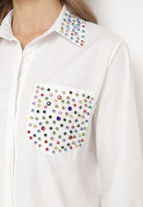 Born2be - Biała Koszula o Klasycznym Kroju Ozdobiona Cyrkoniami Eiremsa. Kolor: biały. Wzór: aplikacja. Styl: klasyczny