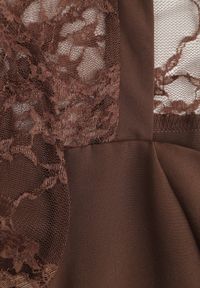 Renee - Brązowa Sukienka VICES o Taliowanym Kroju z Rękawami z Koronki Metirei. Kolor: brązowy. Materiał: koronka. Wzór: koronka. Styl: elegancki #6