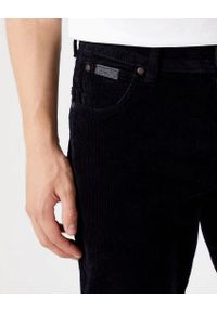 Wrangler - WRANGLER TEXAS MĘSKIE SPODNIE SZTRUKSY BLACK W121A2100 112320120. Materiał: sztruks