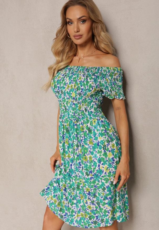 Renee - Zielona Sukienka z Wiskozy Hiszpanka z Gumką w Pasie Atriada. Typ kołnierza: dekolt hiszpanka. Kolor: zielony. Materiał: wiskoza. Długość rękawa: krótki rękaw. Wzór: kolorowy, kwiaty. Sezon: lato