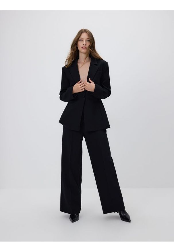 Reserved - Spodnie w kant - czarny. Kolor: czarny. Materiał: tkanina, wiskoza. Wzór: gładki