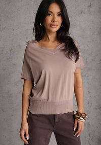 Renee - Brązowa Bluzka z Wiskozą i Dekoltem w Serek o Kroju Typu Nietoperz Haidare. Okazja: na co dzień. Typ kołnierza: dekolt w serek. Kolor: brązowy. Materiał: wiskoza. Styl: casual #3