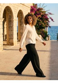 Sinsay - Spodnie wide leg z kieszeniami - czarny. Kolor: czarny #1