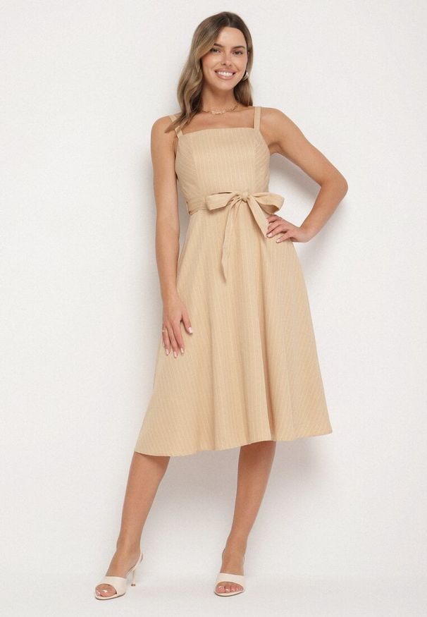 Born2be - Beżowa Sukienka z Wiskozą ze Wzorem Pasków Dolereia. Okazja: na co dzień. Kolor: beżowy. Materiał: wiskoza. Długość rękawa: na ramiączkach. Styl: casual, klasyczny. Długość: midi