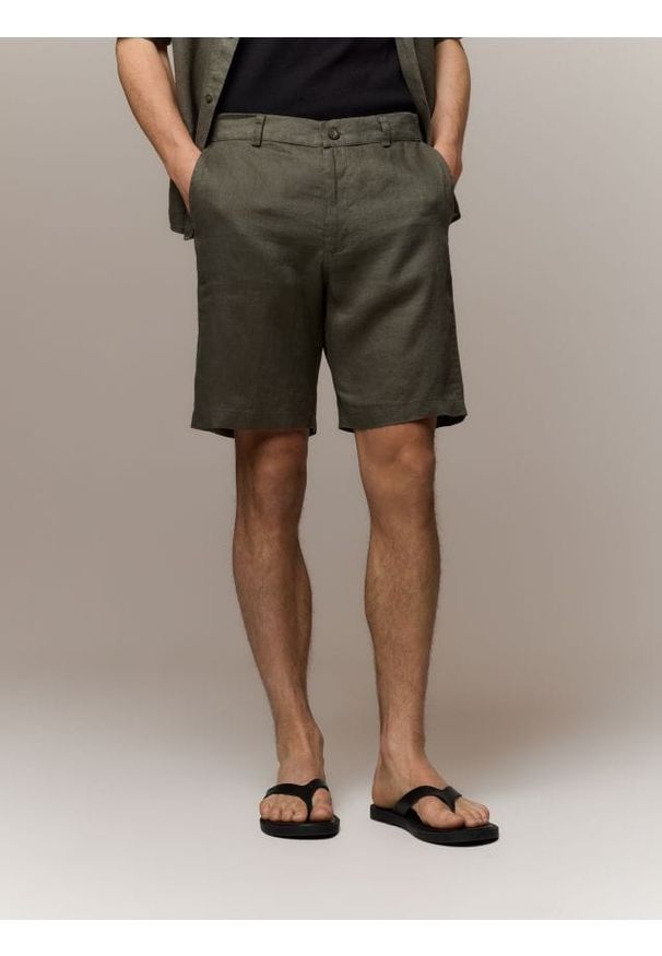 Reserved - Lniane szorty regular fit - zielony. Kolor: zielony. Materiał: len