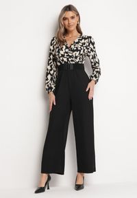 Born2be - Czarno-Biały Kombinezon z Kopertowym Dekoltem i Gumką w Pasie Dodatkowo Pasek Junnina. Kolor: czarny #1