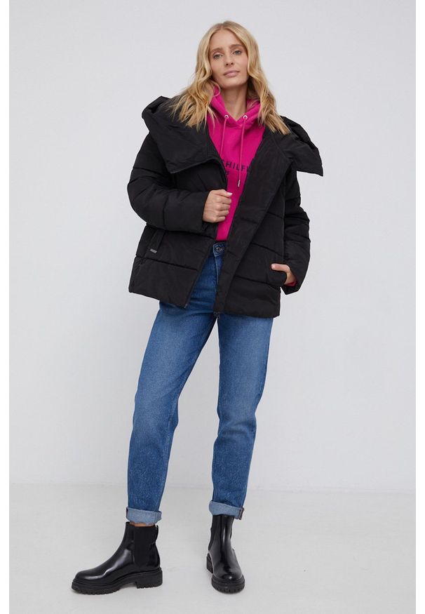 Sisley Kurtka damska kolor czarny zimowa oversize. Typ kołnierza: kaptur. Kolor: czarny. Materiał: poliester. Sezon: zima