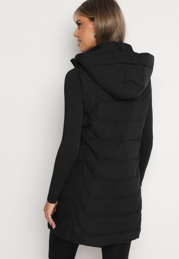 Born2be - Czarna Pikowana Kamizelka z Odpinanym Kapturem na Suwak Wykończona Sznurkami Zeneria. Okazja: na co dzień. Kolor: czarny. Styl: elegancki, casual