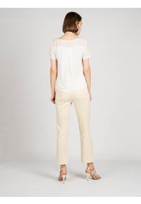Patrizia Pepe T-shirt "Silk Top" | 8J0853/A5H9A | Kobieta | Biały. Okazja: na co dzień. Kolor: biały. Materiał: jedwab. Długość rękawa: krótki rękaw. Długość: krótkie. Wzór: nadruk, aplikacja. Styl: casual