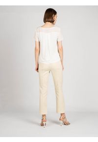 Patrizia Pepe T-shirt "Silk Top" | 8J0853/A5H9A | Kobieta | Biały. Okazja: na co dzień. Kolor: biały. Materiał: jedwab. Długość rękawa: krótki rękaw. Długość: krótkie. Wzór: aplikacja, nadruk. Styl: casual