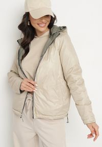 Born2be - Zielona Pikowana Kurtka o Dwustronnym Kroju z Odpinanym Kapturem Zeorina. Okazja: na co dzień. Kolor: zielony. Materiał: jeans. Wzór: gładki. Styl: casual, elegancki #2