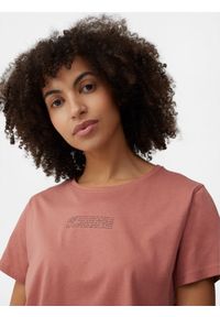 4f - T-shirt crop top z nadrukiem damski. Kolor: różowy. Materiał: bawełna. Wzór: nadruk