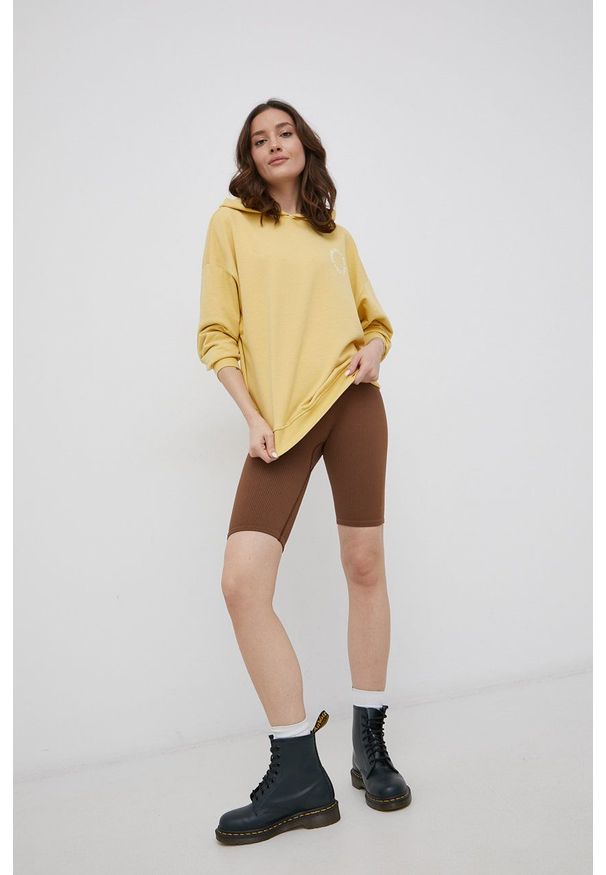 only - Only Bluza damska kolor żółty z kapturem z nadrukiem. Typ kołnierza: kaptur. Kolor: żółty. Materiał: bawełna. Wzór: nadruk
