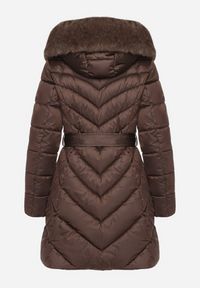 Born2be - Brązowa Pikowana Kurtka z Wiązanym Paskiem i Kapturem z Futerkiem Fenama. Okazja: na spacer, na co dzień. Kolor: brązowy. Materiał: futro. Styl: elegancki, casual #5
