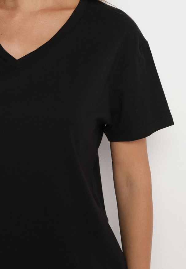 Born2be - Czarny T-shirt Bawełniany o Klasycznym Fasonie Iridessae. Okazja: na co dzień. Typ kołnierza: dekolt w łódkę. Kolor: czarny. Materiał: bawełna. Styl: klasyczny