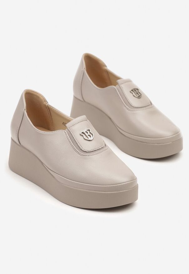 Born2be - Jasnobeżowe Półbuty na Koturnie z Aplikacją z Przodu Verilisa. Okazja: na co dzień. Kolor: beżowy. Materiał: skóra, jeans. Wzór: aplikacja. Obcas: na koturnie. Styl: elegancki, casual