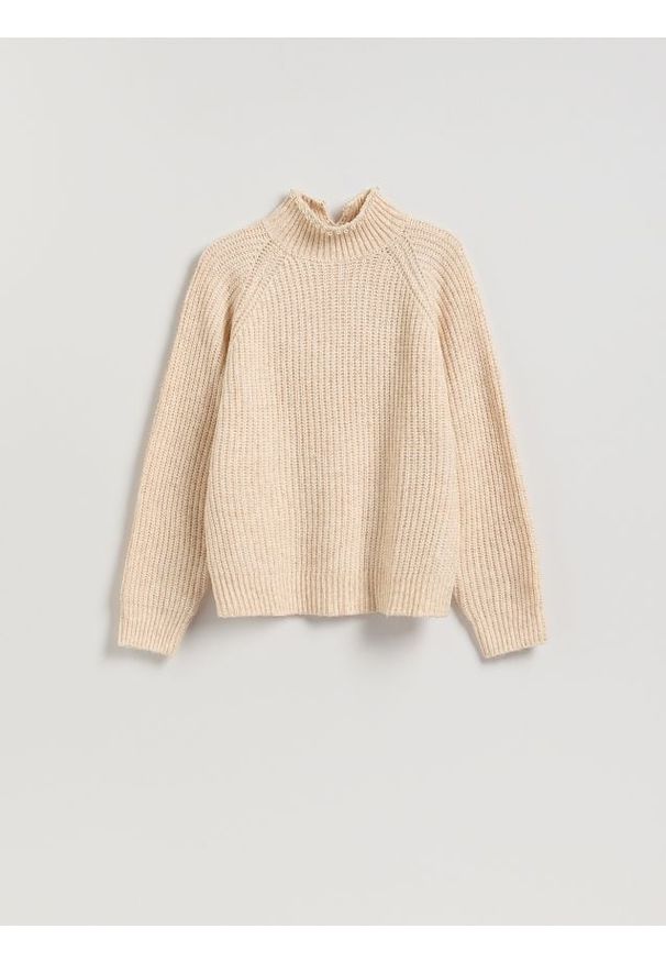 Reserved - Sweter z metalizowaną nicią - kremowy. Kolor: kremowy. Materiał: dzianina