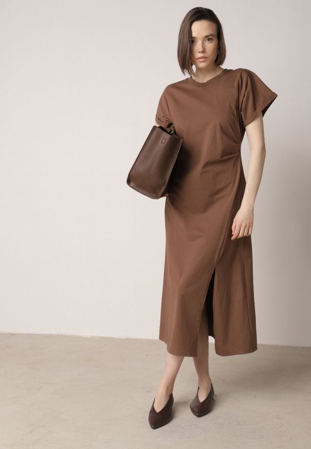 Born2be - Brązowa Sukienka o Rozkloszowanym Kroju z Marszczeniem i Rozcięciem Zinnariae. Okazja: na co dzień. Kolor: brązowy. Materiał: jeans. Styl: casual