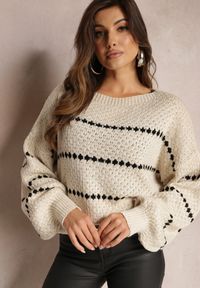 Renee - Jasnobeżowy Sweter z Szerokimi Bufiastymi Rękawami i Drobnym Wzorem Nigistis. Kolor: beżowy. Materiał: tkanina, dzianina. Długość rękawa: długi rękaw. Długość: długie. Wzór: paski, aplikacja. Styl: klasyczny