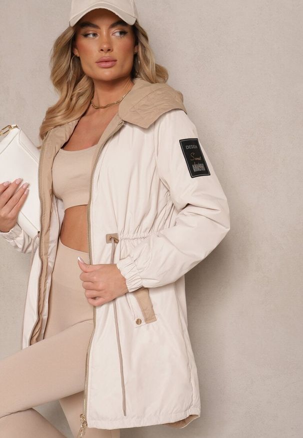 Renee - Jasnobeżowa Kurtka o Kroju Parki z Kapturem i Ściągaczem w Talii Zizana. Okazja: na co dzień. Typ kołnierza: kaptur. Kolor: beżowy. Materiał: jeans. Wzór: ażurowy. Styl: klasyczny, elegancki, casual