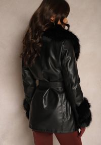 Renee - Czarna Ekoskórzana Kurtka o Taliowanym Kroju z Futerkowymi Zdobieniami Tiliella. Okazja: na co dzień. Kolor: czarny. Materiał: jeans. Wzór: aplikacja. Styl: elegancki, casual #5