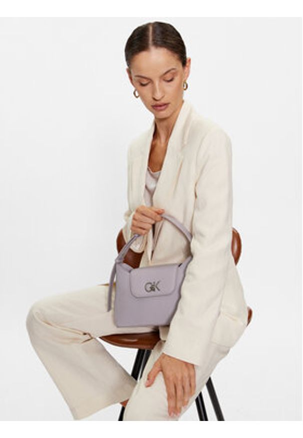 Calvin Klein Torebka Re-Lock Shoulder Bag Md K60K610769 Fioletowy. Kolor: fioletowy. Materiał: skórzane