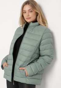 Born2be - Jasnozielona Pikowana Kurtka o Prostym Kroju z Niską Stójką Zeniva. Okazja: na co dzień, na spacer. Typ kołnierza: kołnierzyk stójkowy. Kolekcja: plus size. Kolor: zielony. Materiał: jeans, dzianina. Styl: casual