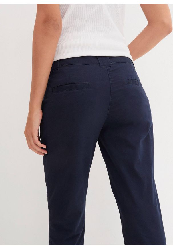 bonprix - Spodnie chinosy ze stretchem. Okazja: na co dzień. Stan: obniżony. Kolor: niebieski. Materiał: bawełna. Wzór: kwiaty. Styl: casual