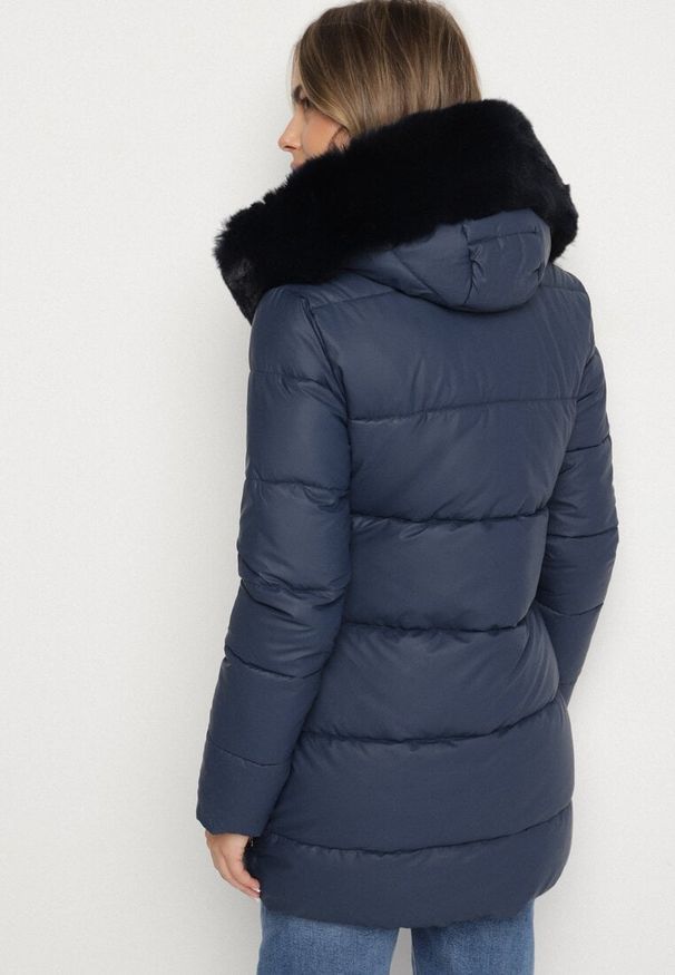 Born2be - Granatowa Taliowana Kurtka Pikowana z Kapturem z Futrem Nalaseva. Okazja: na co dzień. Typ kołnierza: kaptur. Kolor: niebieski. Materiał: futro. Sezon: zima. Styl: casual, elegancki