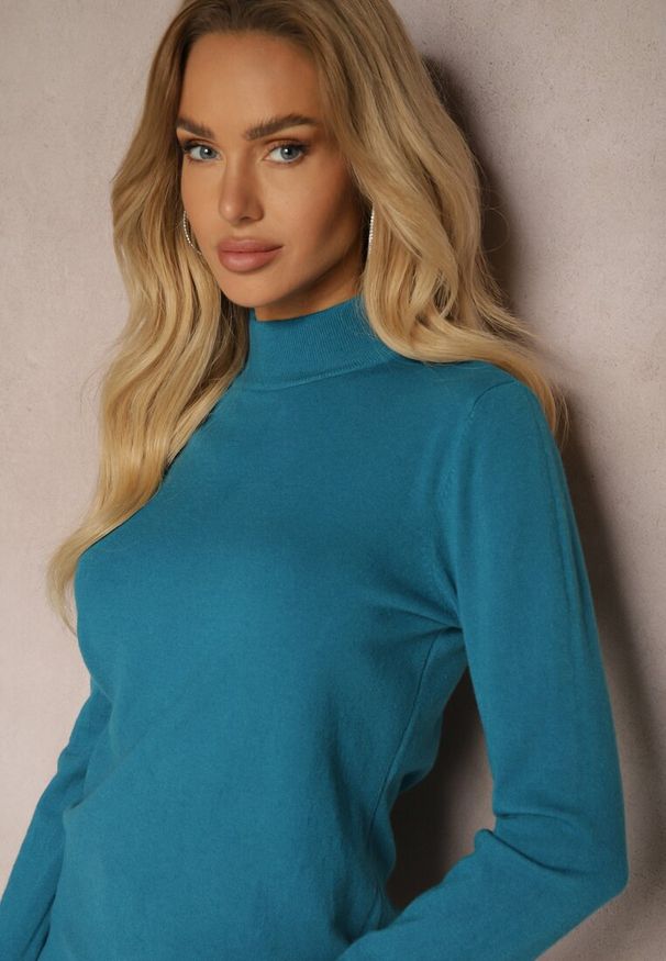 Renee - Niebieski Półgolf o Klasycznym Fasonie z Kaszmirem i Wiskozą Zailana. Okazja: do pracy, na spotkanie biznesowe, na randkę. Kolor: niebieski. Materiał: wiskoza, kaszmir. Długość rękawa: długi rękaw. Długość: długie. Wzór: aplikacja. Styl: klasyczny