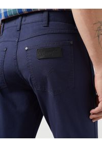 Wrangler - WRANGLER GREENSBORO MĘSKIE SPODNIE MATERIAŁOWE CHINO CHINOSY DARK NAVY 112350802. Materiał: materiał