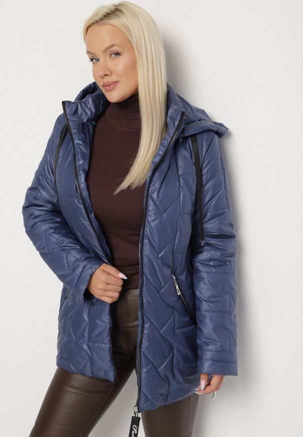 Born2be - Niebieska Pikowana Kurtka Ozdobiona Pikowaniem z Odpinanym Kapturem Falerosa. Okazja: na co dzień, na spacer. Kolekcja: plus size. Kolor: niebieski. Materiał: jeans. Wzór: aplikacja. Styl: casual