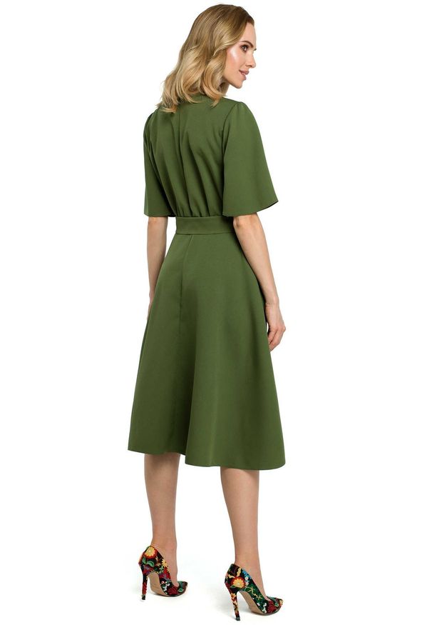MOE - Rozkloszowana elegancka sukienka z paskiem w talii. Materiał: elastan, materiał. Typ sukienki: rozkloszowane. Styl: elegancki