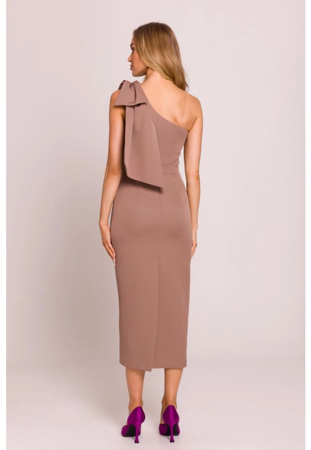 MOE - Elegancka sukienka ołówkowa na jedno ramię z kokardą mokka. Okazja: na wesele, na imprezę, na ślub cywilny. Typ kołnierza: kokarda. Typ sukienki: ołówkowe. Styl: elegancki