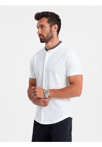 Ombre Clothing - Dzianinowa męska koszula z krótkim rękawem i kolorową stójką – biała V1. Typ kołnierza: kołnierzyk stójkowy. Kolor: biały. Materiał: dzianina. Długość rękawa: krótki rękaw. Długość: krótkie. Wzór: kolorowy. Styl: sportowy #4