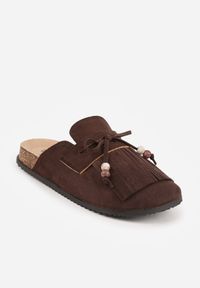 Born2be - Brązowe Płaskie Klapki Mule Zdobione Frędzlami i Kokardką z Koralikami Petlame. Okazja: na co dzień. Kolor: brązowy. Materiał: jeans, len. Wzór: aplikacja. Sezon: lato. Styl: boho, casual, elegancki #7