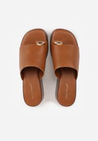 Renee - Jasnobrązowe Klapki Japonki na Koturnie w Stylu Drewniaków Triaqueena. Kolor: brązowy. Materiał: jeans, koronka. Wzór: aplikacja. Sezon: lato. Obcas: na koturnie #8