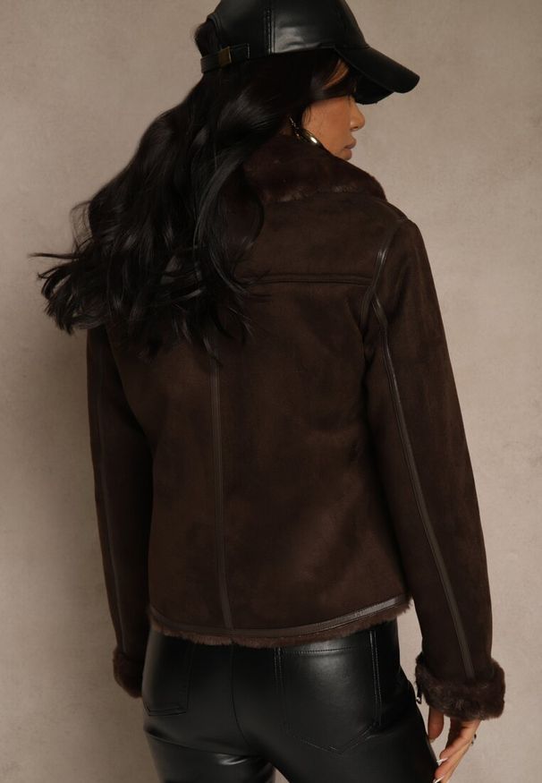 Renee - Brązowa Kurtka Biker z Imitacji Zamszu Zdobiona Futerkiem Awedora. Kolor: brązowy. Materiał: futro, zamsz. Wzór: aplikacja