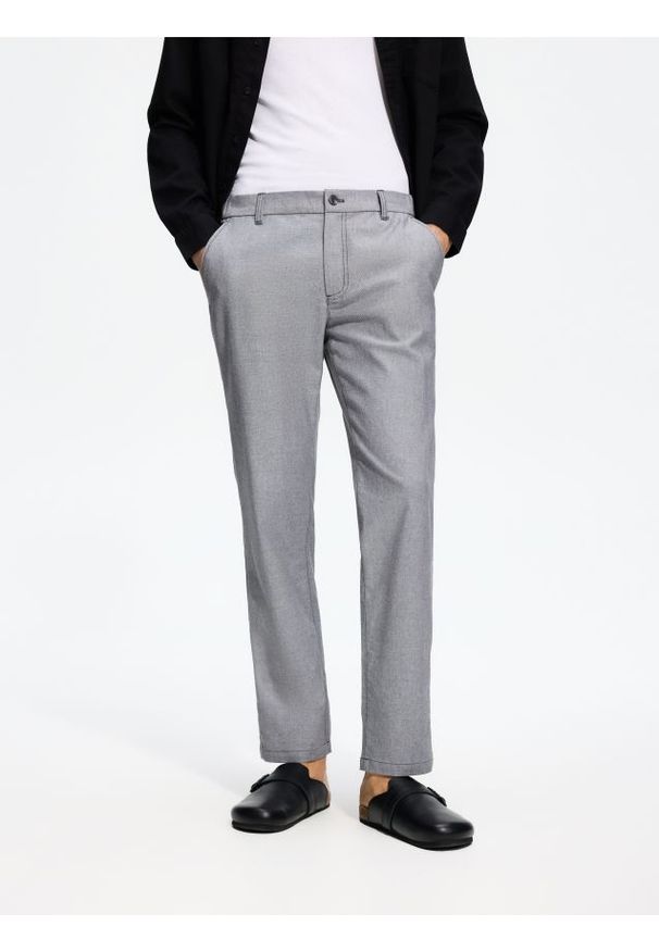 Reserved - Spodnie chino slim fit - ciemnoszary. Kolor: szary. Materiał: bawełna, tkanina