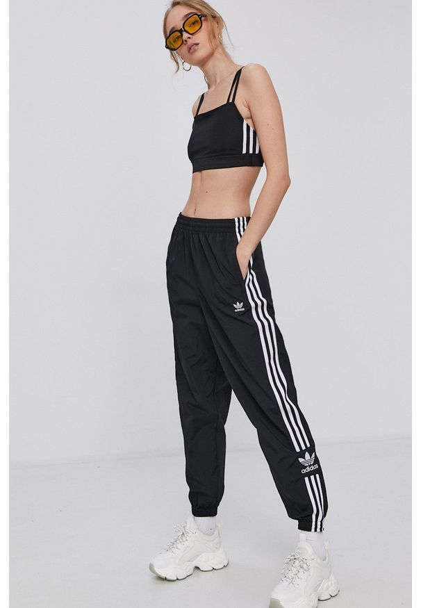 adidas Originals Spodnie damskie kolor czarny. Kolor: czarny. Materiał: materiał, poliester, tkanina, poliamid. Wzór: gładki