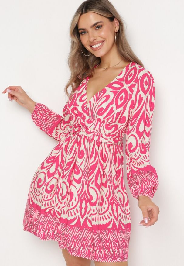 Born2be - Różowo-Białe Rozkloszowana Sukienka z Wiskozy z Ozdobnym Marszczeniem i Gumką z Tyłu Jolilama. Okazja: na co dzień, na imprezę. Kolor: różowy. Materiał: wiskoza. Typ sukienki: proste. Styl: casual, elegancki