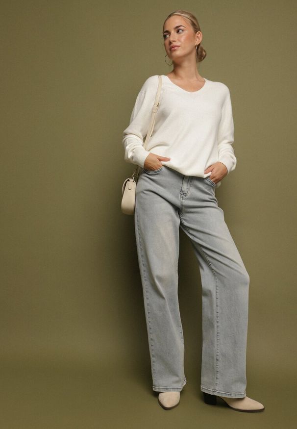 Born2be - Biały Sweter z Wiskozą i Wełną z Dekoltem w Serek Claida. Okazja: na co dzień. Typ kołnierza: dekolt w serek. Kolor: biały. Materiał: wełna, wiskoza. Styl: casual