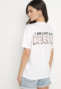 Born2be - Biało-Różowy Bawełniany T-shirt z Napisami Hallena. Okazja: na co dzień, na spotkanie biznesowe. Kolor: biały. Materiał: bawełna. Wzór: napisy. Styl: biznesowy, klasyczny, elegancki, casual #6