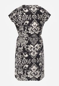 Born2be - Czarna Pudełkowa Sukienka z Wiskozy w Stylu Casual z Wiązanym Paskiem Tepena. Okazja: na co dzień. Kolekcja: plus size. Kolor: czarny. Materiał: wiskoza. Sezon: lato. Typ sukienki: proste. Styl: casual #4
