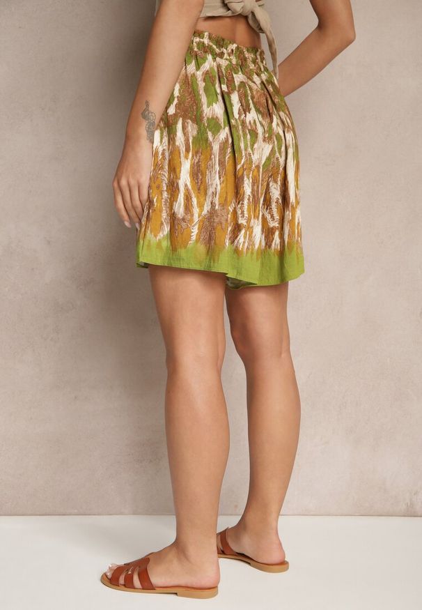 Renee - Jasnozielone Szorty z Wiskozy w Panterkę Divirella. Okazja: na co dzień. Kolor: zielony. Materiał: wiskoza. Wzór: motyw zwierzęcy. Sezon: lato. Styl: casual