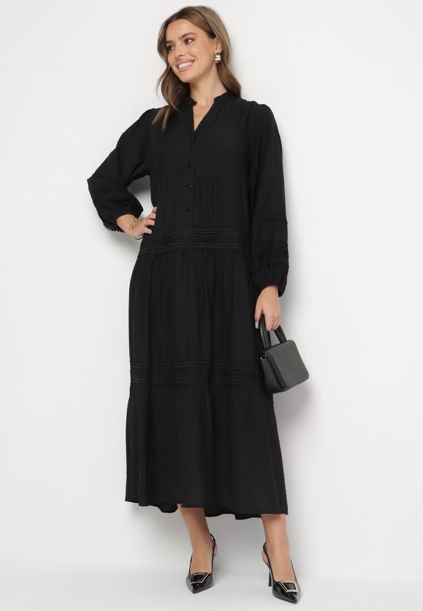 Born2be - Czarna Rozkloszowana Sukienka z Wiskozy z Koronkowymi Wstawkami Nalanieth. Okazja: na co dzień. Typ kołnierza: dekolt w serek. Kolor: czarny. Materiał: wiskoza, koronka. Typ sukienki: kopertowe. Styl: elegancki, casual, klasyczny