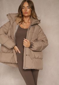 Renee - Ciemnobeżowa Kurtka Oversize z Pikowanymi Przeszyciami i Kapturem Galeana. Okazja: na co dzień. Kolor: beżowy. Materiał: zamsz, poliester, jeans, dzianina. Sezon: zima. Styl: elegancki, casual #3