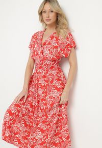 Born2be - Czerwona Kopertowa Sukienka z Bawełną w Kwiatowy Wzór Ldivira. Okazja: na co dzień, na imprezę, na spacer. Kolor: czerwony. Materiał: bawełna. Wzór: kwiaty. Sezon: lato, wiosna. Typ sukienki: kopertowe. Styl: casual #5