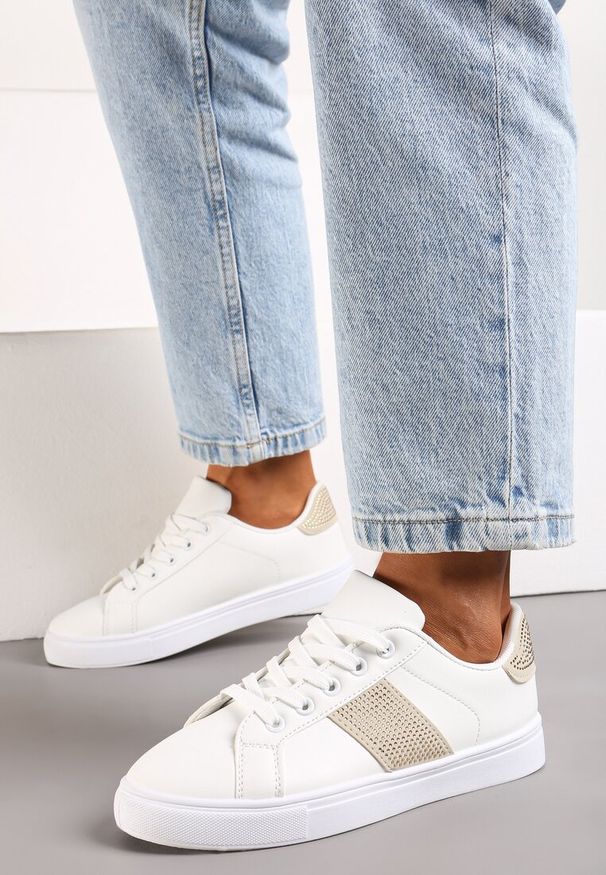 Renee - Biało-Beżowe Sneakersy ze Wstawkami Pokrytymi Cyrkoniami Almarie. Nosek buta: okrągły. Zapięcie: sznurówki. Kolor: biały. Materiał: materiał. Obcas: na obcasie. Wysokość obcasa: niski